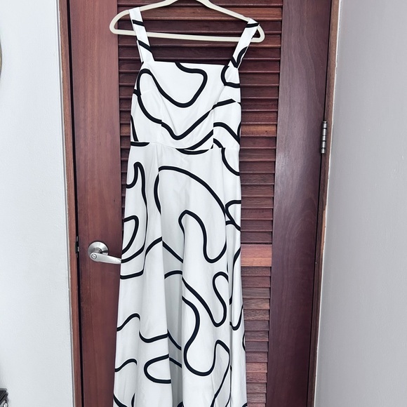 Elegant Black and White Maxi Dress - Picture 1 of 2